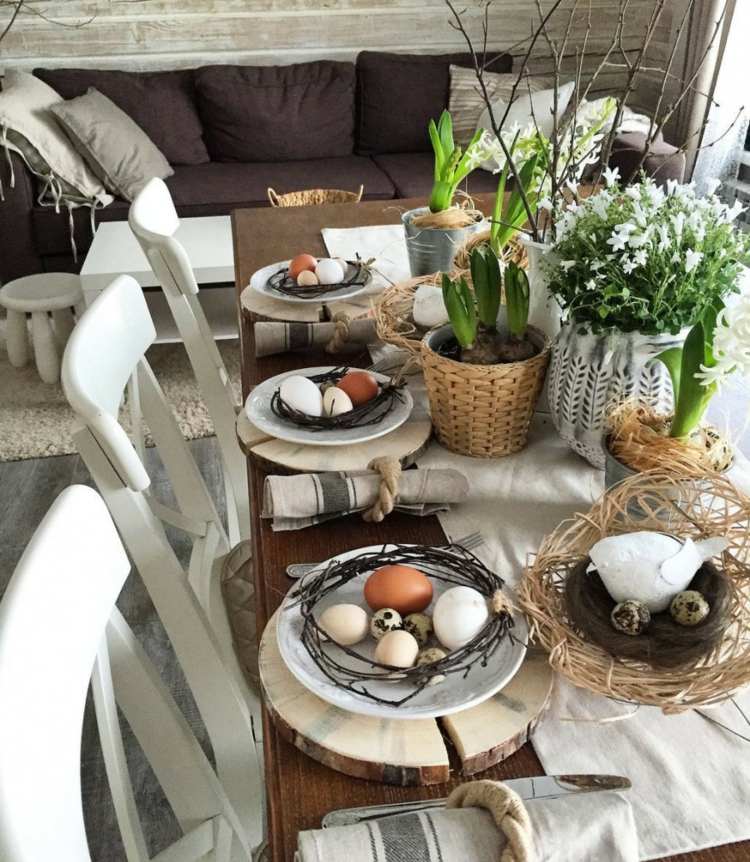 Idé för att dekorera bordet på våren och till påsk - att göra kransar av grenar