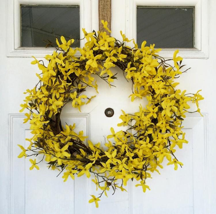 göra vårdekorationer med naturmaterial dörrkrans-forsythia-gula-blommor