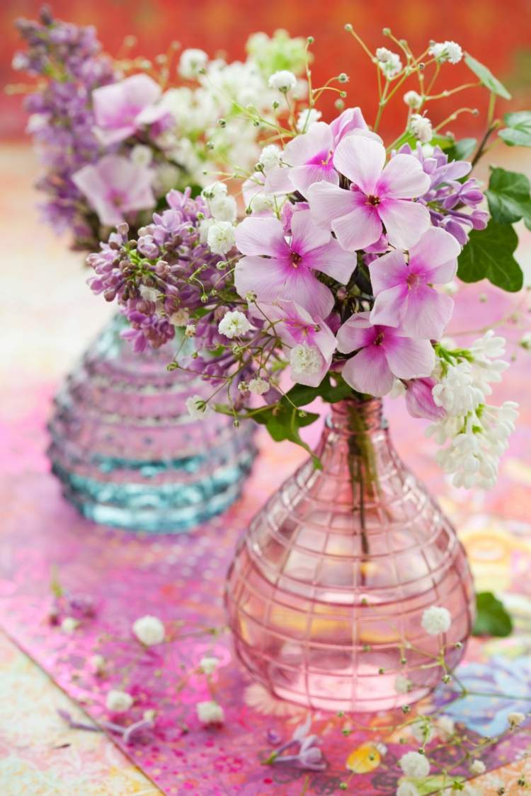 vårdekoration till bordet färgat-glas-vaser-romantiskt utseende