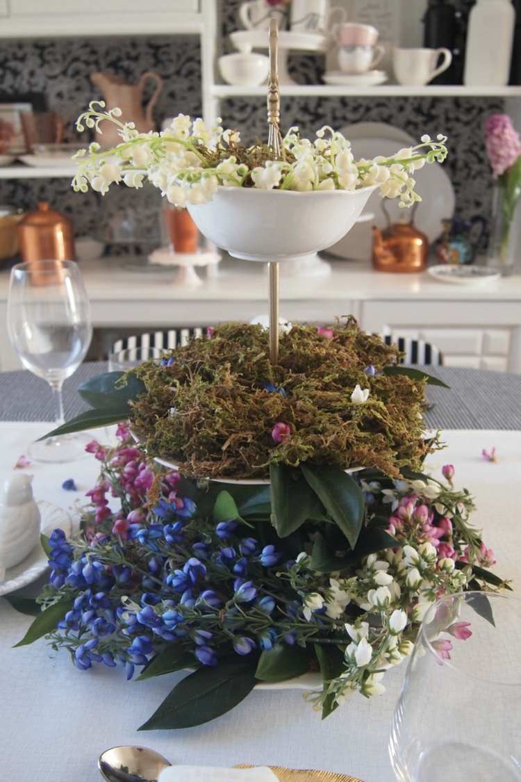 vårdekoration-till-bordet-dessert-stå-idé-mossa-blommor-liljekonvalj