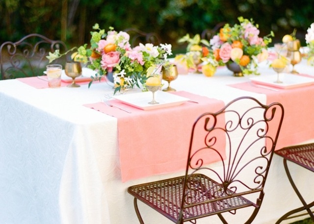 rosa bordslöpare färska blommor metallfärgade koppar