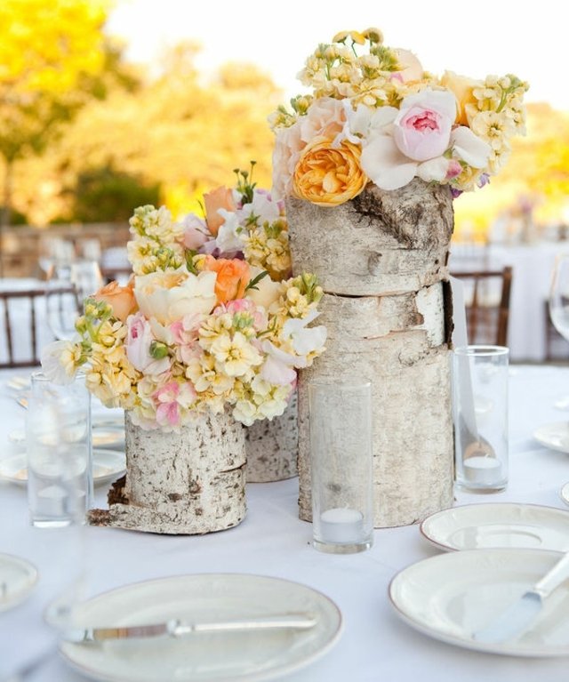 Trädgårdsfest dekorera har färska blommor bord