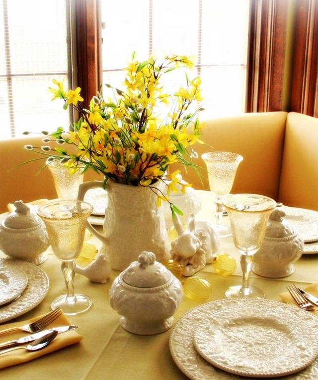 Vårdekoration bord gula blommor tak