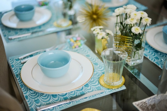 blå servetter tusenskönor bord dekoration idéer våren