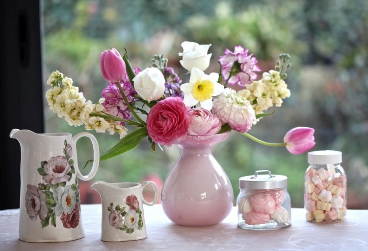 Vårdekoration för lägenheten vårblommor-vas-ranunculus-tulpaner-påskliljor