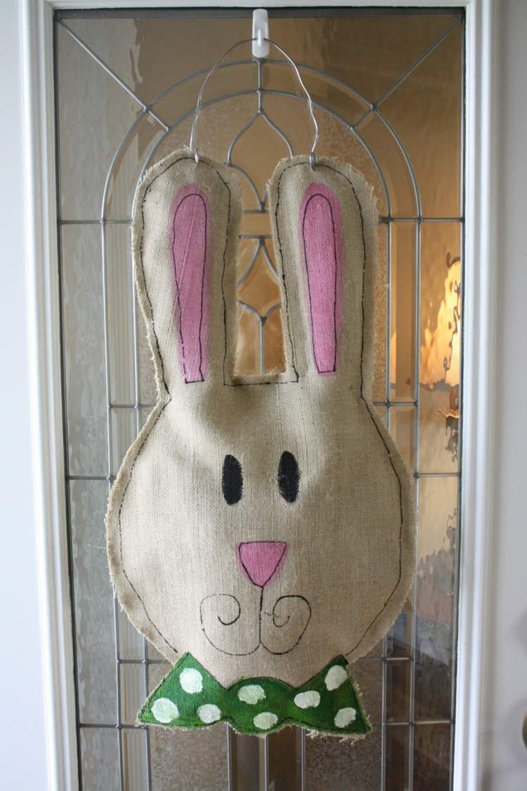 Kanin tillverkad av tyg-dekor på dörren