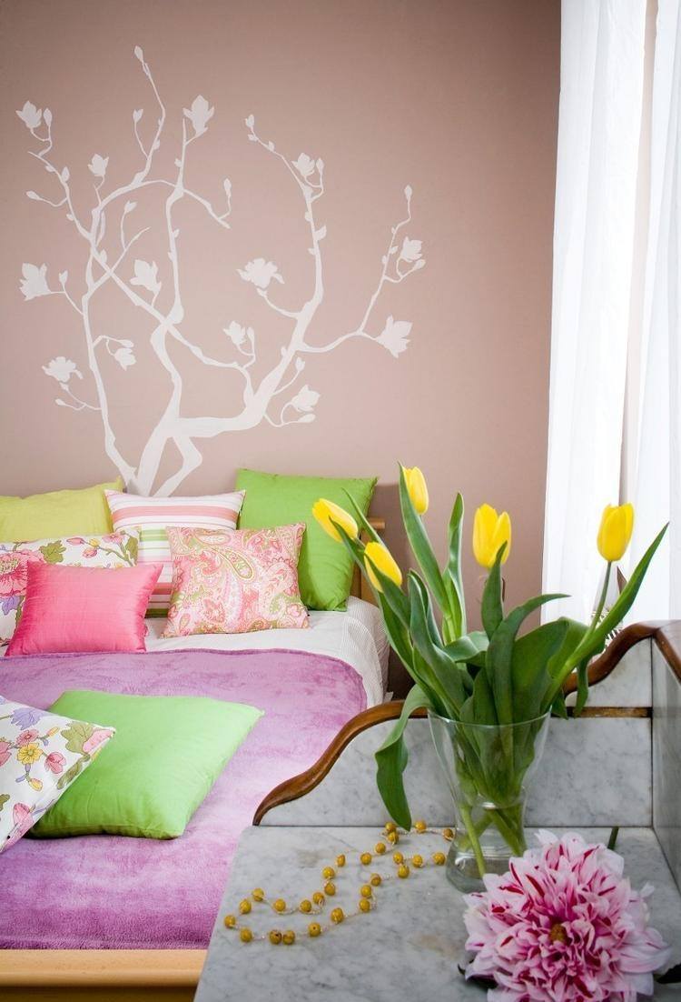 Vårdekoration idéer 2015-sovrum-intensiva-färger-vägg-dekoration-blommar grenar