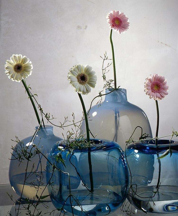 vårdekoration-idéer-2015-minimalistisk-blå-glas-vas-stam-blommor