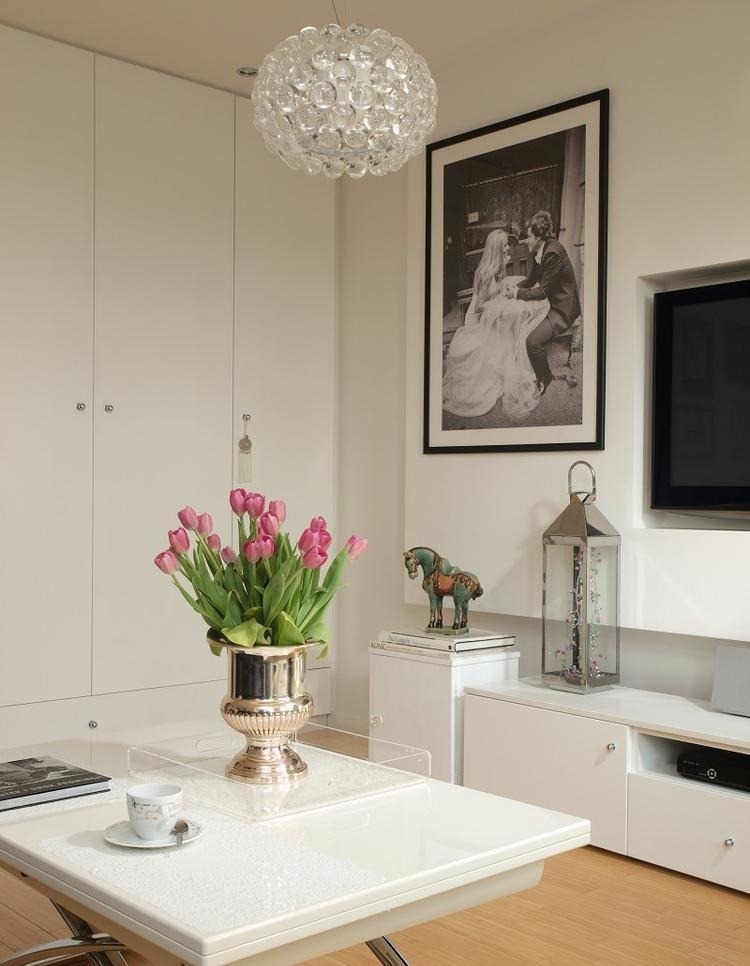 modernt-vardagsrum-svart-vitt-rosa-tulpaner-vår-deco