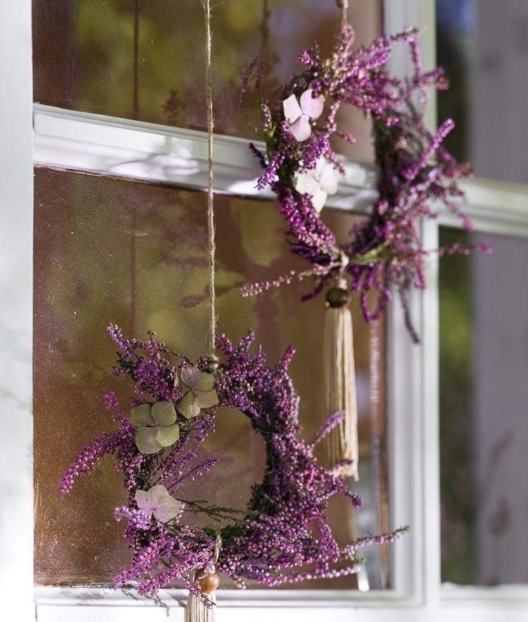 vår-dekoration-fönster-idéer-blommor-grenar-färsk-violett-krans