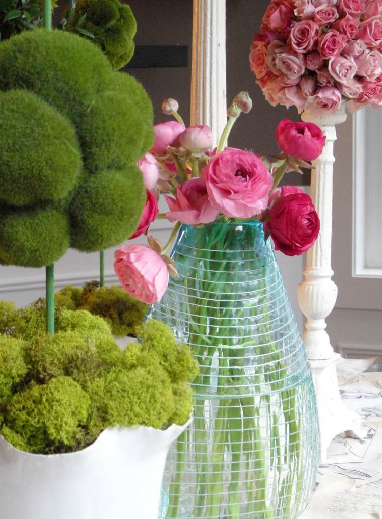 vår-dekoration-fönster-idéer-blommor-ranunculus-rosa-mossa-vas-vintage