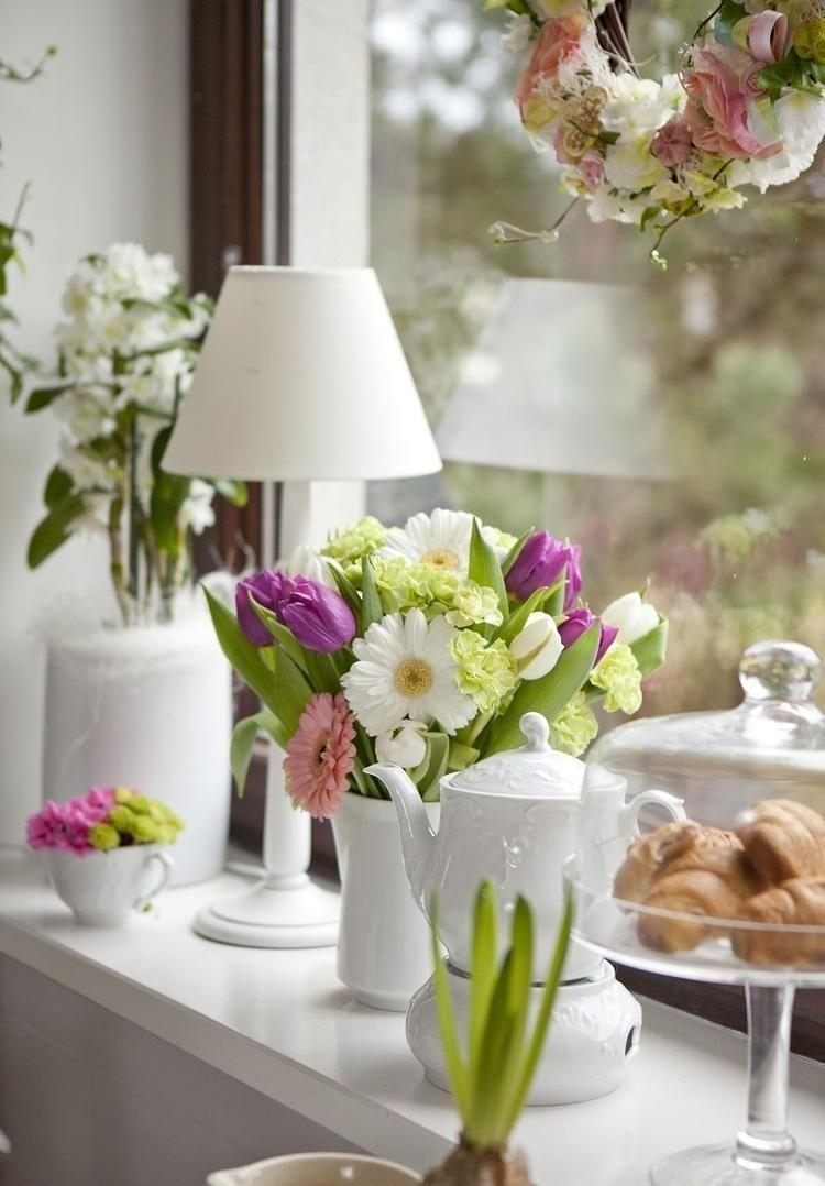 vår-dekoration-fönster-idéer-blommor-färskt-porslin-tulpaner-hortensior-gerberas
