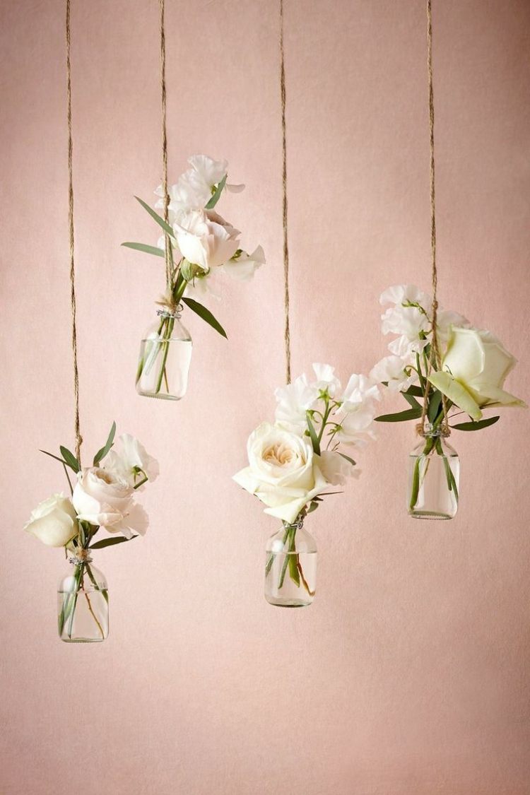 vår-dekoration-fönster-idéer-hängande-glas-vaser-vita-rosor