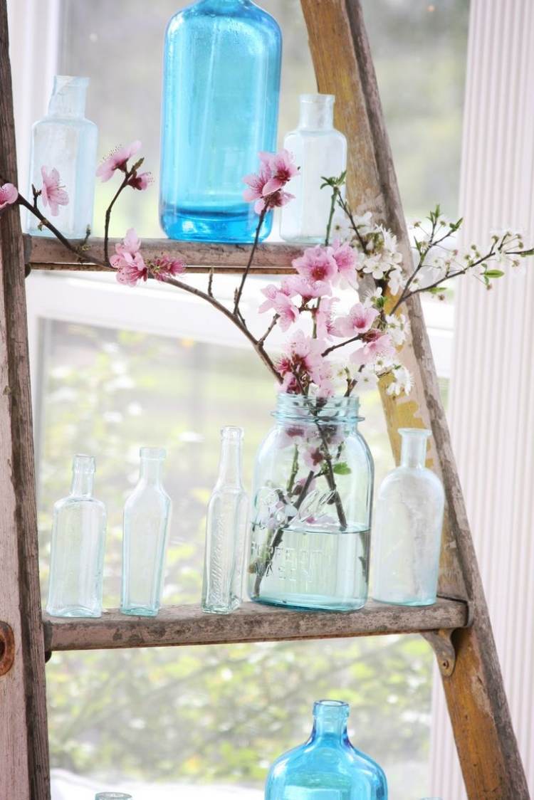 vår-dekoration-fönster-idéer-gamla-trä-stege-blomning-grenar-glasögon
