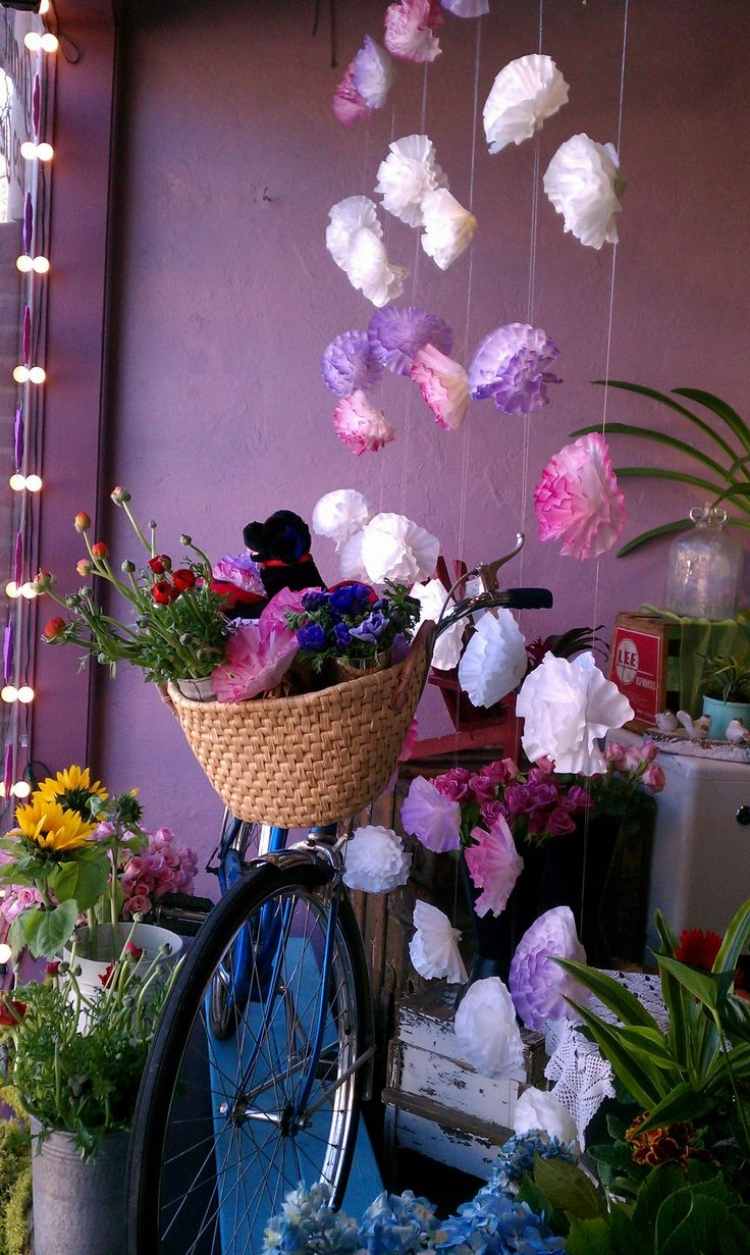 vårdekoration-skyltfönster-idéer-kransar-muffinsblommor-blommor