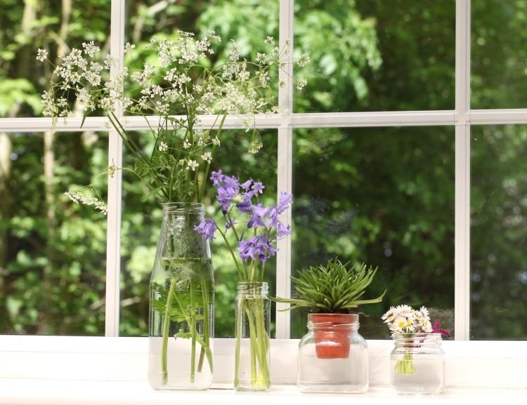 vår-dekoration-fönster-idéer-blommor-färskt-glas-flaska-vas-glasburk