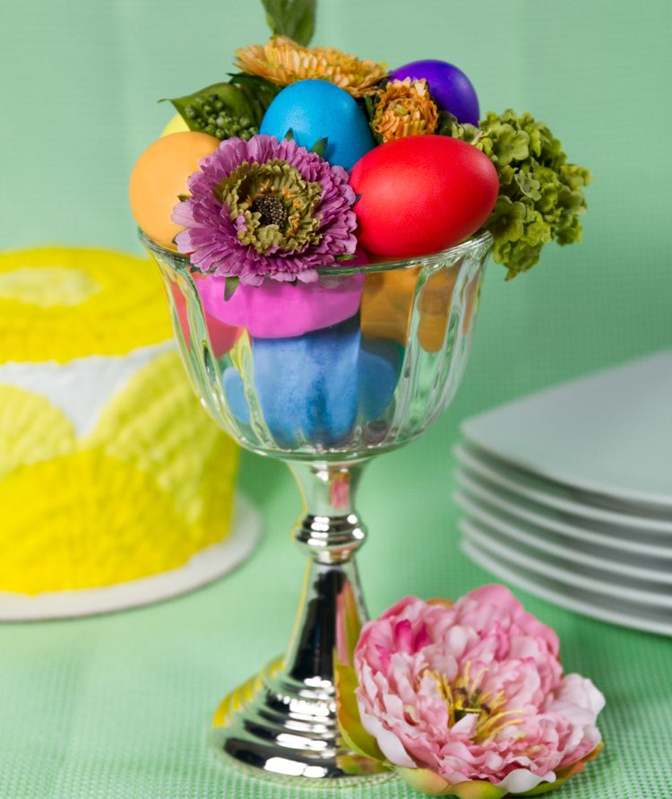 dekorera stort glas med påskägg och färska blommor