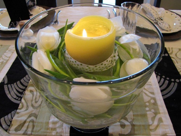 Vårdekoration i ett glas idéer-bord-dekoration-skål-gul-pelare-ljus-vita-tulpaner