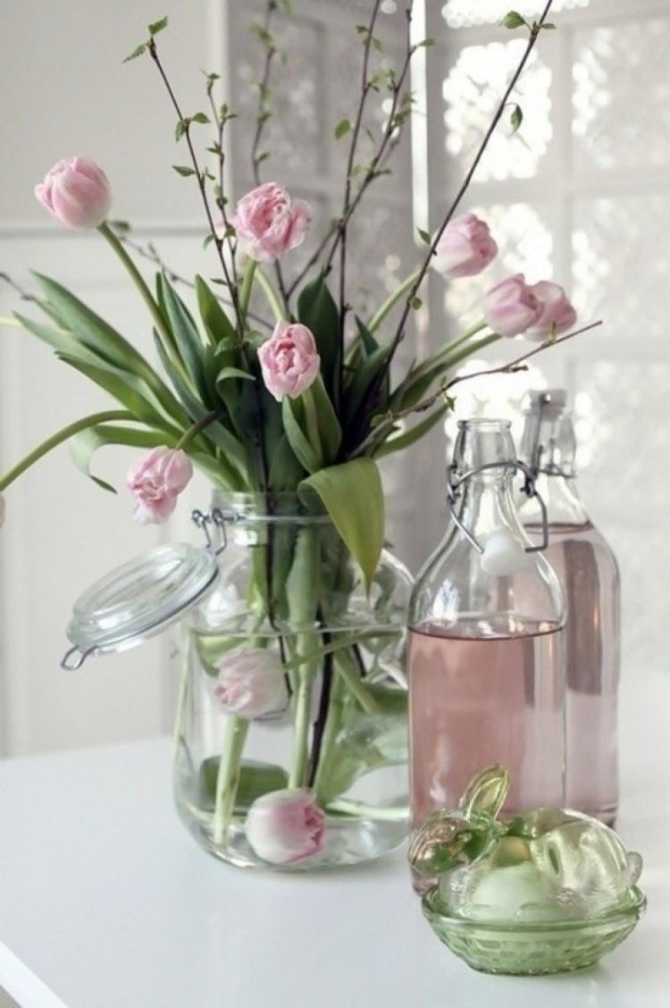 vår-dekoration-glas-idéer-mason-jar-flaskor-ros-tulpaner