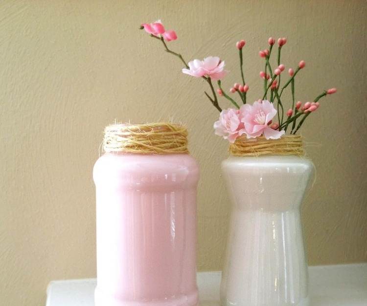 vår-dekoration-glas-idéer-glas-vit-rosa-färg-dekorera-juteband