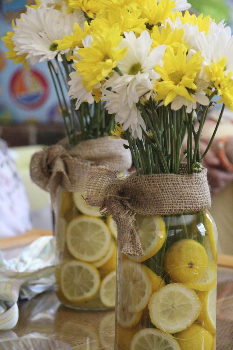 vårdekoration-glas-idéer-gul-vit-krysantemum-glas-citronskivor