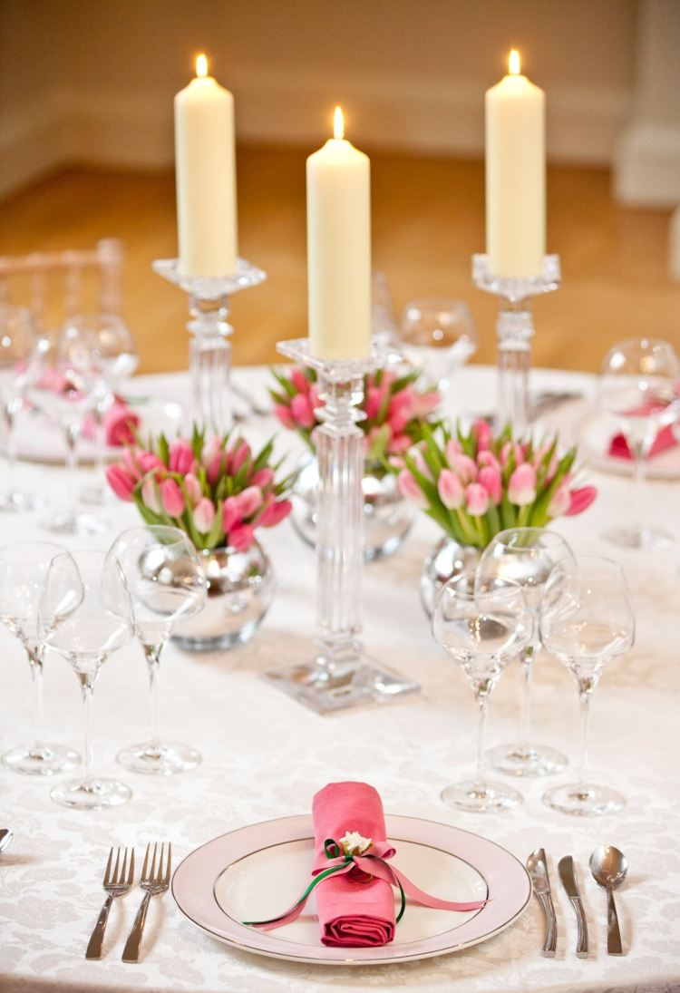vårdekoration-glas-idéer-bord-dekoration-rosa-tulpaner-skål-ljusstakar