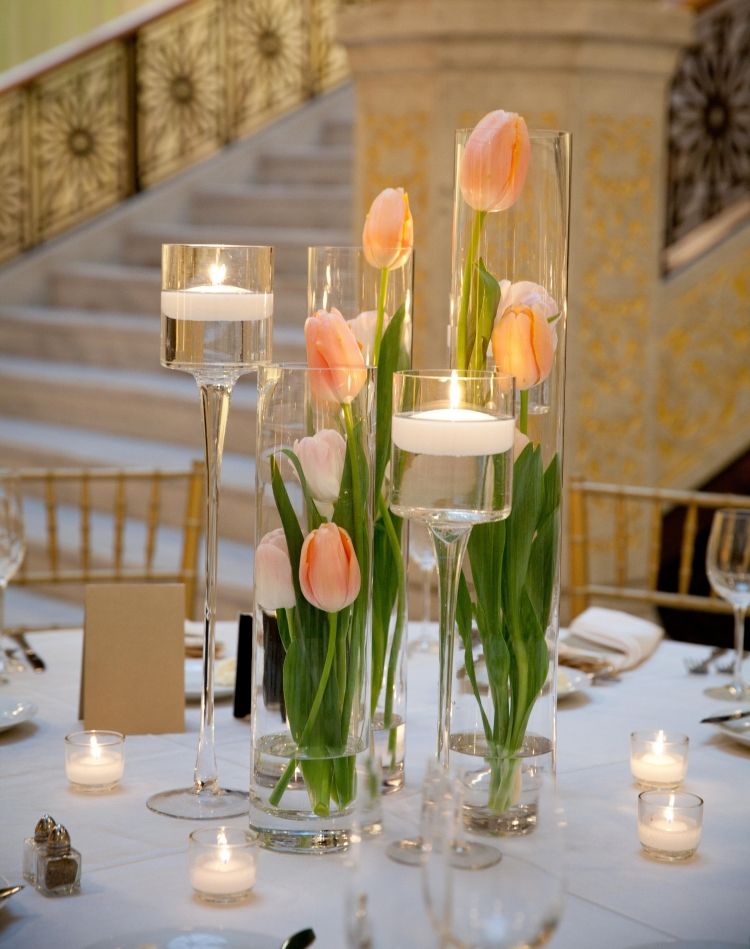 Vårdekoration i ett glas idéer-bord-dekoration-persika-färgade-tulpan-höga vaser