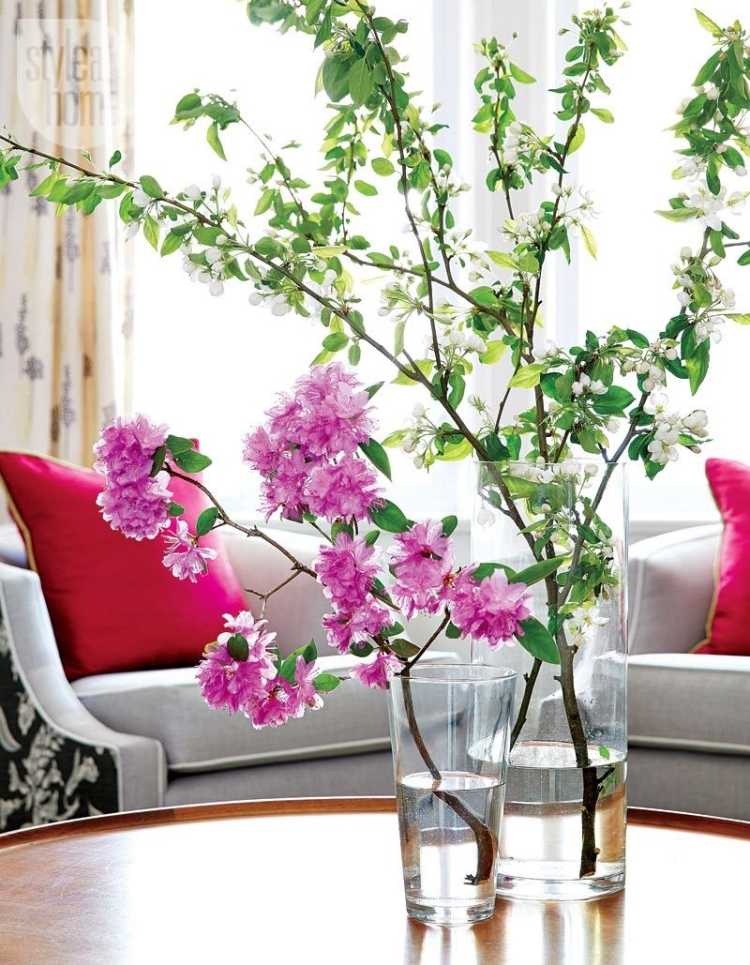 vårdekoration-glas-idéer-blommor-glas-vas-färska-kvistar-vardagsrum-soffbord