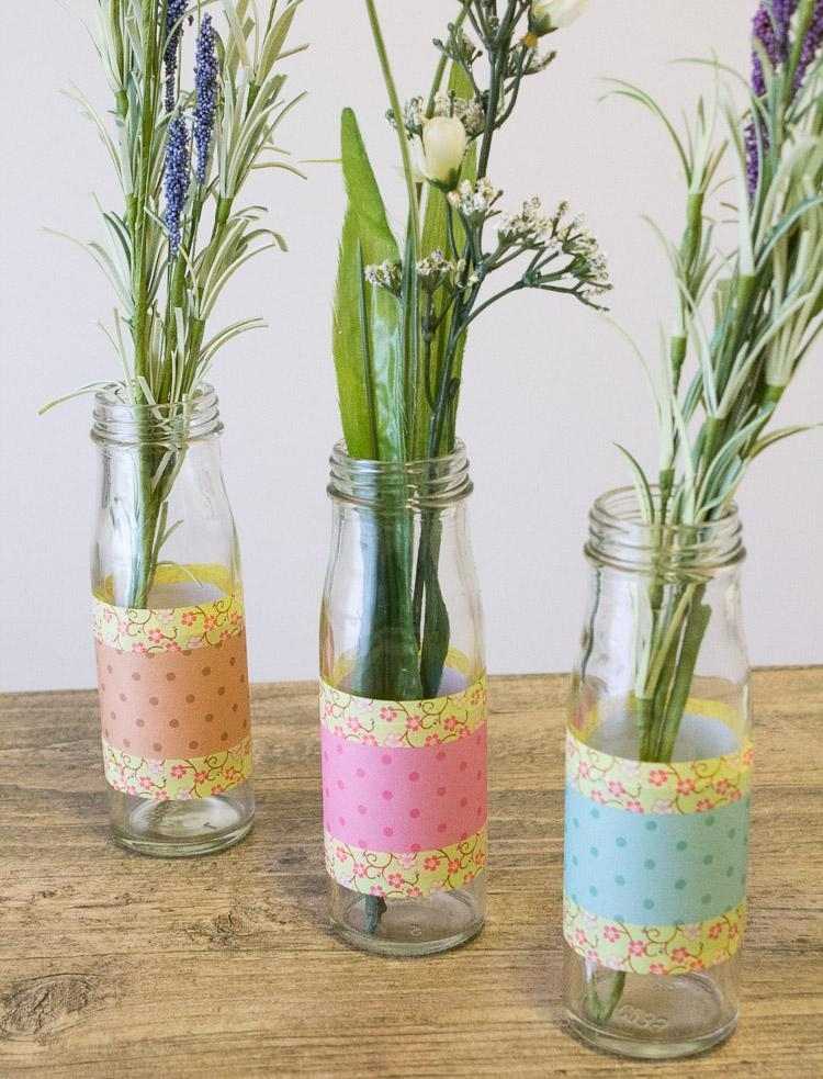 vår-dekoration-glas-idéer-blommor-glas-flaskor-vas-färgat-papper-dekorera