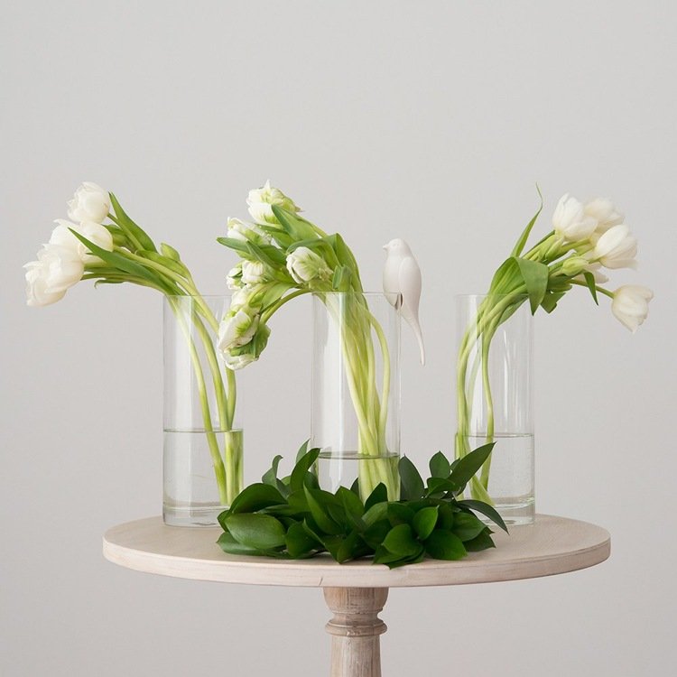 höga glasvaser dekorerar vårdekorationer med vita tulpaner