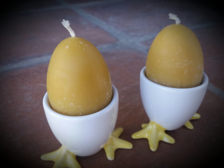 Vårdekoration med ljus äggform-porslin-äggkopp-kycklingfötter