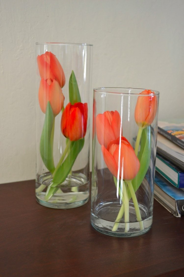 vår-dekoration-tulpaner-hög-glas-vaser-arrangerade