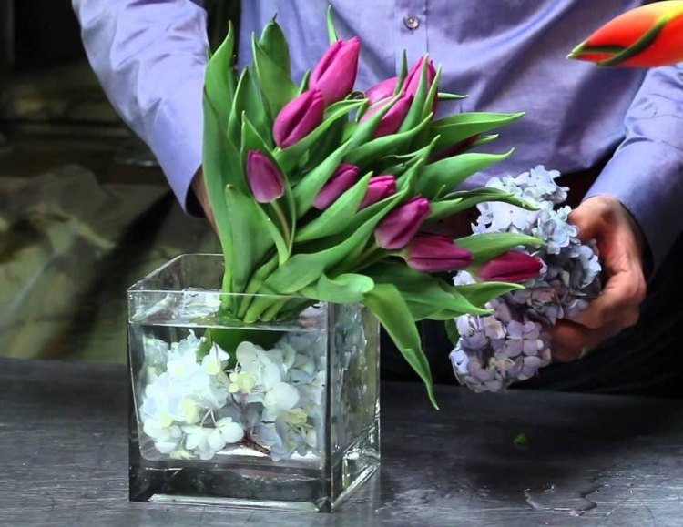 vårdekoration-lila-tulpan-hortensia-fyrkantig-glas-vas