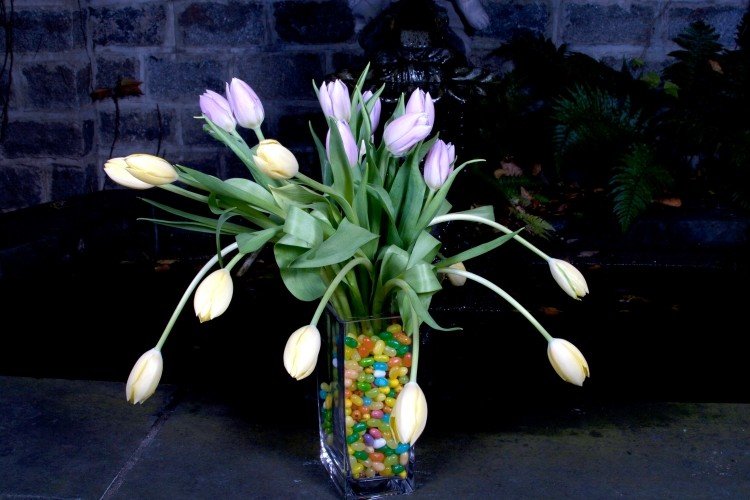 vårdekoration-tulpaner-gul-lila-godis-vasfyllning