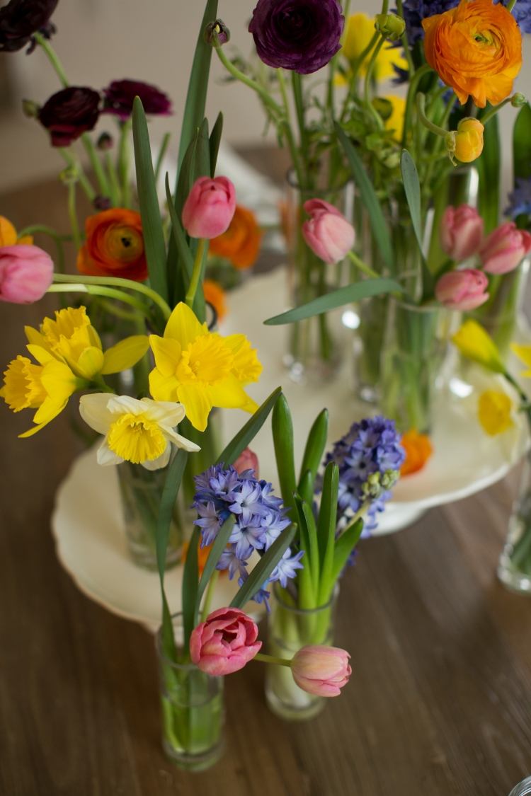 vår-dekoration-blommor-glas-vaser-grupperade