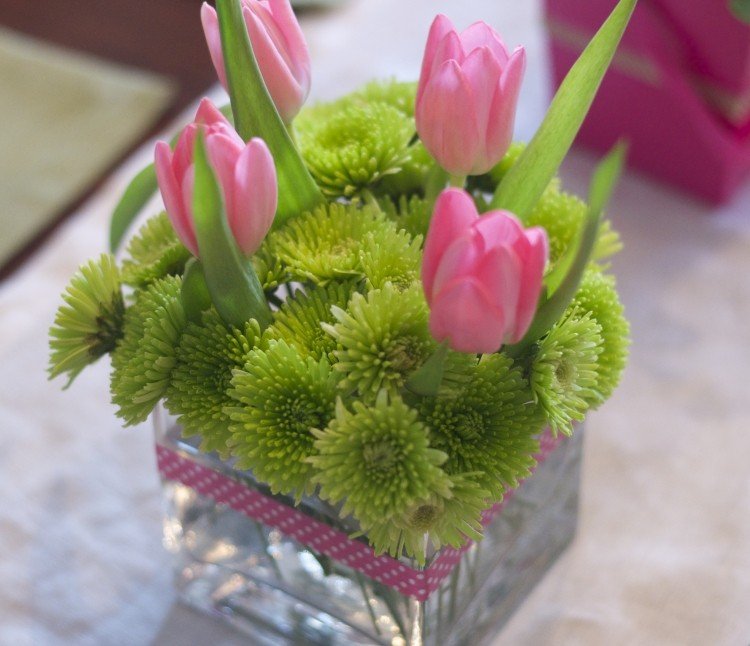 vårdekoration-blommor-rosa-tulpaner-gröna-krysantemum