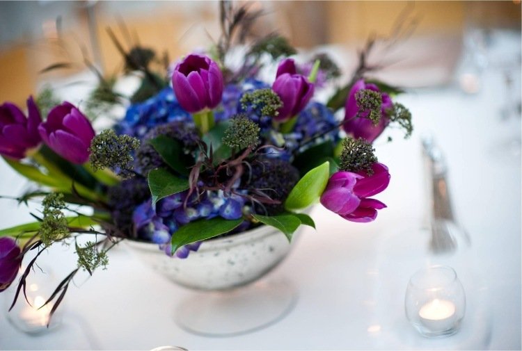 Vårdekoration med tulpaner-lila-tulpan-blå-hortensia-bord