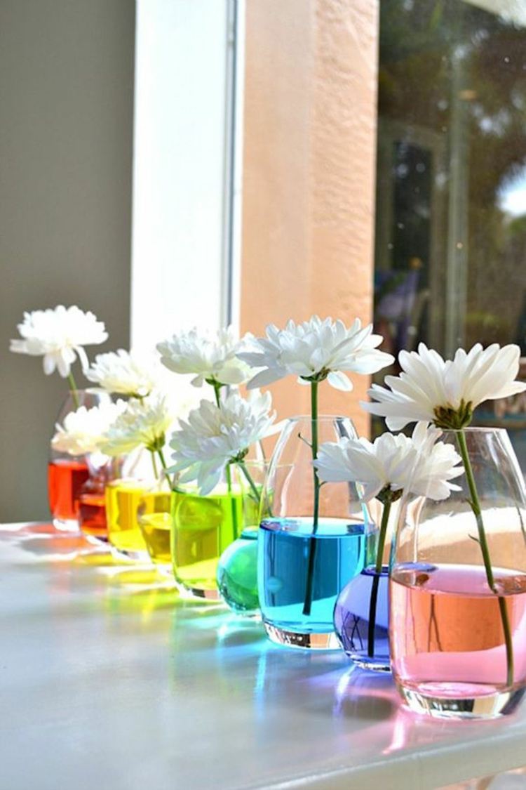 vaser vatten regnbågsfärger blommor fönsterbräda gör vårdekorationer själv