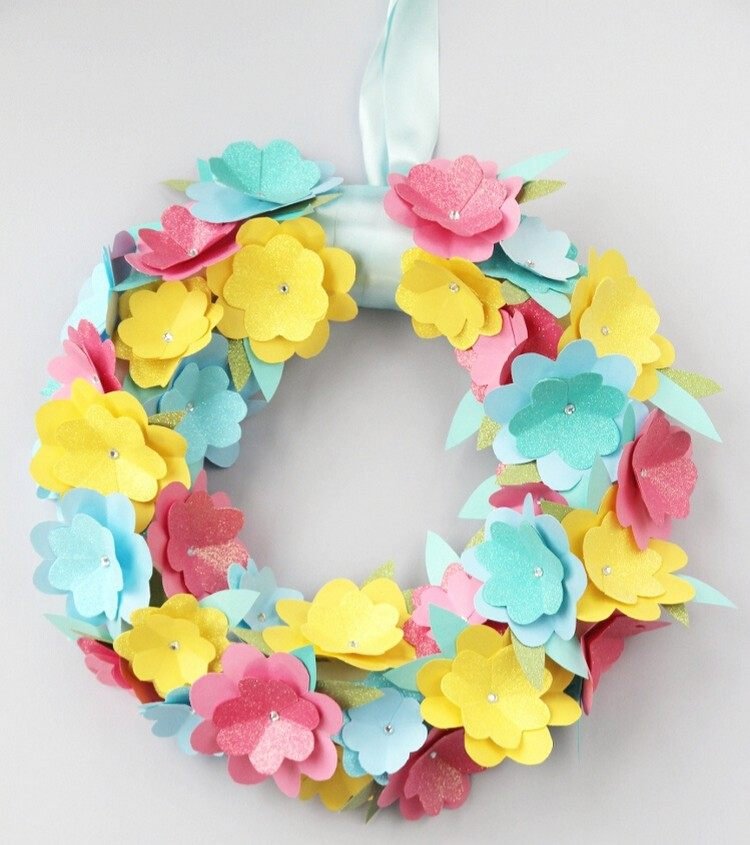Gör DIY -idéer av papper med blomkransar till din dörr