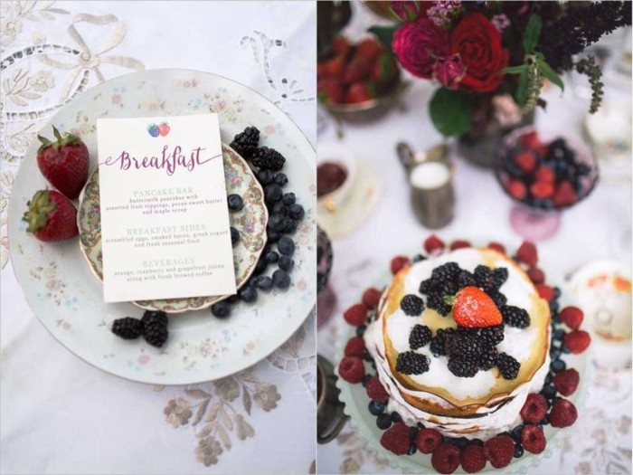 bröllopstårta grädde björnbär hallon bröllop jordgubbar blommor bord