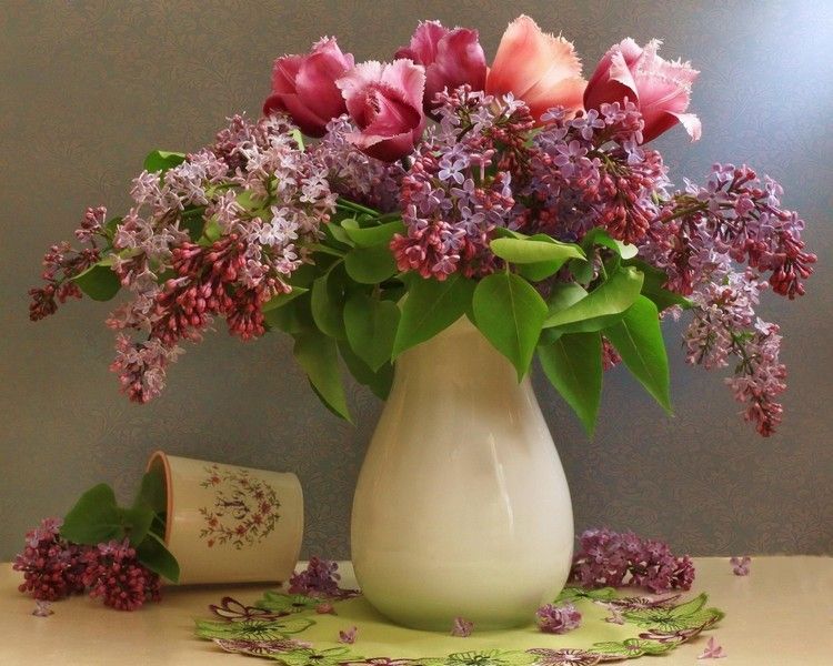Blomsterdekoration för vårporslin-kanna-lila-tulpaner