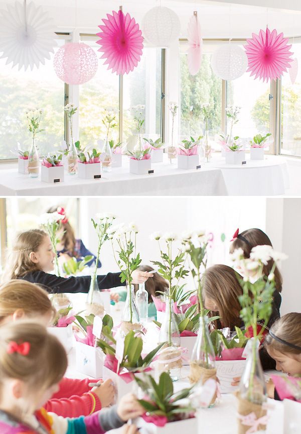 Tinkerbord blommadekorationer med barn