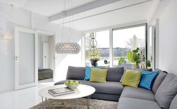 färger-vardagsrum-grå-hörn-soffa-vitt-soffbord-runda-kuddar-grön-blå