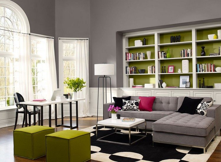 färger-vardagsrum-grön-hylla-tillbaka vägg-grå-soffa