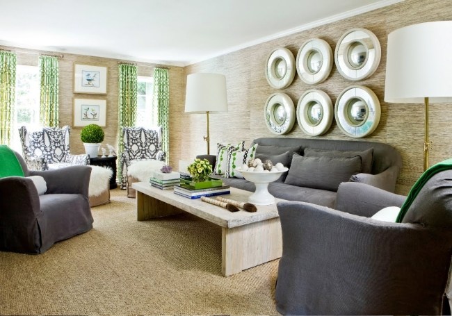 modernt vardagsrum trä look tapeter gröna gardiner grå möbler