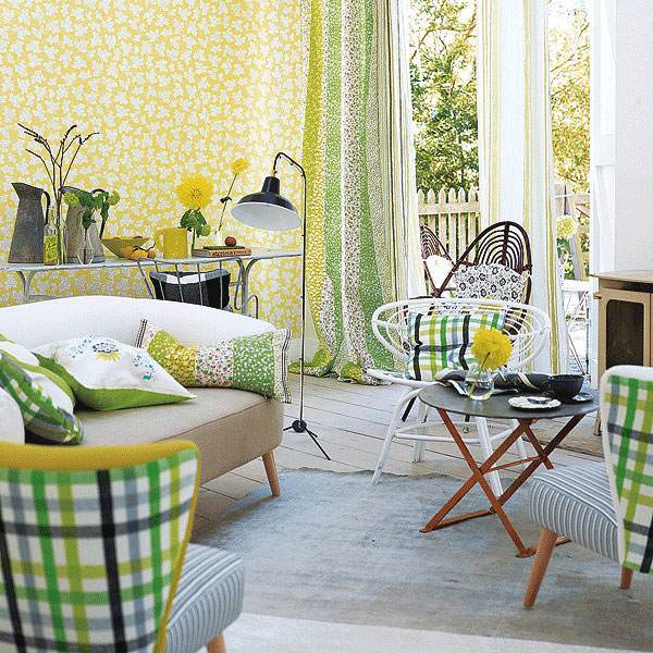 färger i vardagsrummet grön vit gul tapetmönster