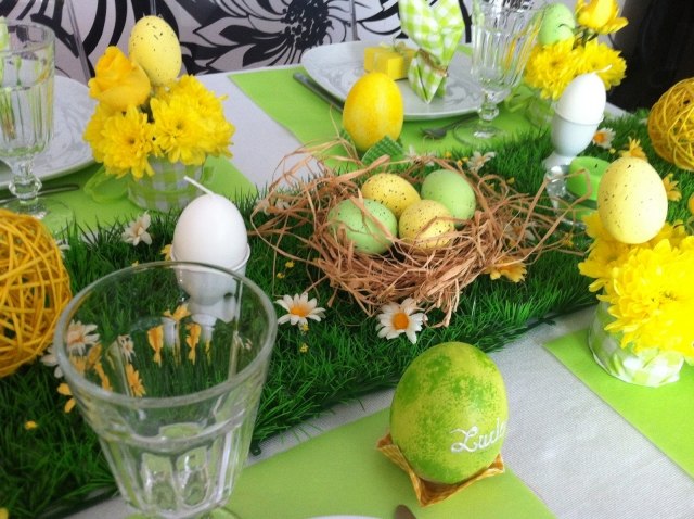 Påskbord dekoration grönt gult färskt konstgräs ägg bo