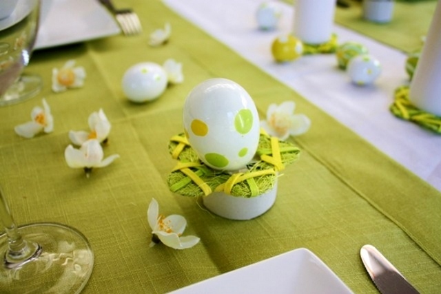 bordsdekoration ägg lime grön bordsrunner vita blommor