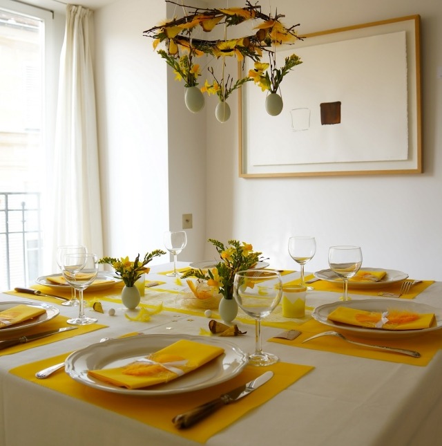 bordsdekoration idéer soliga gula servetter placemats påsklilja