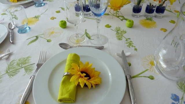 Påskbord dekoration grön gul idé solros servett bordsduk mönster